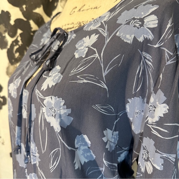 Women’s NWT Floral Blouse With Lace and Necktie Details 2x - Picture 1 of 9